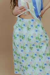 Falda midi de popelina de algodón con estampado de flores pequeñas.