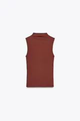 Musculosa marrón con cuello alto.