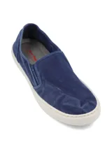 Zapatillas slip-on azules de algodón orgánico con suela de caucho natural.