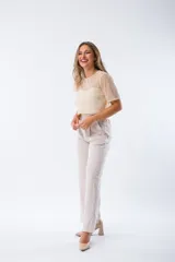 Remera corta color beige de viscosa con mangas cortas y corte holgado.