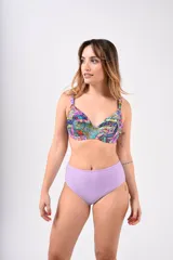 Bikini con aro para mayor soporte, parte inferior de tiro alto, disponible en varios estampados.