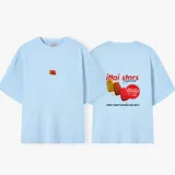 Camiseta azul de diseño retro con estampado de helados en colores vibrantes, corte holgado y mangas cortas.