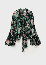 Blusa de gasa con estampado floral, cuello alto, manga larga con volantes y cierre de lazo en la parte posterior.