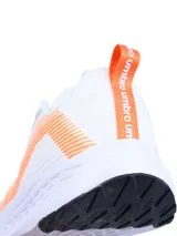 Championes de running Umbro Primus para mujer, color negro con detalles en blanco y suela blanca con detalles en rosa.