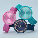 Reloj Marea modelo B4136905 para dama, con movimiento de cuarzo japonés de dos agujas, caja de acero color azul con bisel adornado con strass, dial azul con agujas doradas, brazalete de acero tipo malla color azul y resistencia al agua de 3 ATM.