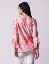 Blusa azul con estampado floral blanco, de seda fría, con cuello redondo con abertura y mangas 3/4 amplias con volados. Marca Ruby Rd.