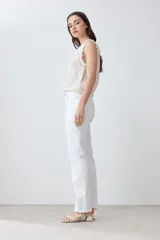 Pantalón de jean blanco, de corte recto y tiro medio.