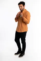 Camisa de cuello mao, color camel, confeccionada en algodón rústico con un diseño atemporal.