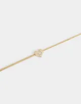 Pulsera dorada de cadena cola de ratón con dije de corazón adornado con strass y cierre de mosquetón.