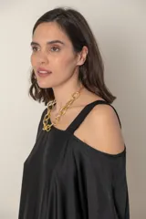 Blusa italiana gris de viscosa, lisa, con corte irregular y un hombro descubierto. De calce holgado.