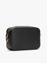 Bandolera negra de Tommy Hilfiger con monograma TH en relieve y logo dorado en el frente. Tiene correa ajustable y extraíble, cierre de cremallera, bolsillo interior con cremallera y monedero extraíble con cremallera.