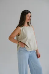 Musculosa color dorado con lurex, de corte holgado y sin mangas.
