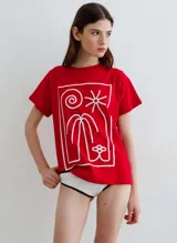 Remera roja de algodón 100% con estampado en serigrafía diseñado por la artista argentina María Centeno.