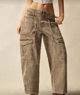 Pantalón cargo marrón de corte holgado, con bolsillos laterales y frontales con solapa y botón.