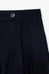 Pantalón de tiro medio color celeste confeccionado en hilatura con mezcla de lyocell. Tiene bolsillos laterales, pinzas delanteras, pierna ancha y cierre frontal con cremallera y botón.