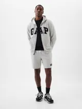 Short deportivo gris melange con logo de Gap estampado en azul marino en la pierna izquierda.