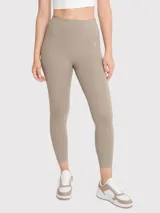Calza color beige de tiro alto y largo hasta el tobillo, ideal para entrenar.