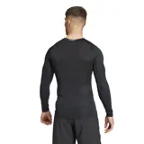 Remera de training Adidas Techfit de compresión, color negro, de manga larga y cuello redondo.