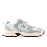 Championes New Balance 530 de hombre, color gris, blanco y verde agua, con capellada de malla y superposiciones de cuero sintético.