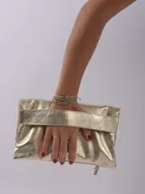 Sobre de mano color crema, con cierre de cremallera y tira de cuero para sujetar a la muñeca.