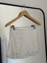 Minifalda blanca con lentejuelas.