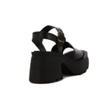 Sandalias negras de plataforma con tira ancha sobre el empeine y pulsera con hebilla al tobillo.