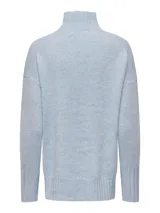 Sweater celeste de punto con cuello alto, hombros caídos y puños altos.