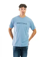 Remera celeste con estampado circular en el pecho, con texto en verde y negro.