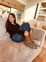 Zapatos tipo Mary Jane con estampado de cebra en pelo sintético, con correa sobre el empeine y hebilla metálica.