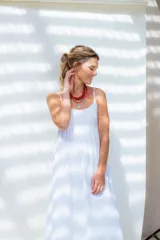 Vestido blanco de algodón con breteles finos y bordado calado tipo broderie.