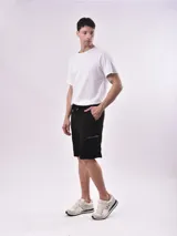 Bermuda negra de corte recto, con bolsillos laterales con cierre y logo estampado en la pierna izquierda.