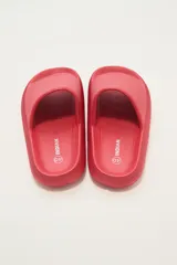 Sandalias tipo ojotas color negro con plataforma.