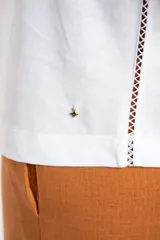Remera blanca de algodón con escote en V y detalle de puntilla en el borde.