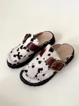 Zuecos con estampado de vaca, con hebilla metálica y suela track.
