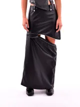 Pollera larga de cuero sintético negro, corte recto, con bolsillo lateral y cierre metálico diagonal.