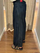 Pantalón ancho color beige, de corte holgado desde la cadera hasta el tobillo.