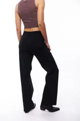 Pantalón de vestir negro de corte recto.