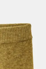 Falda midi color ocre de punto con cintura elástica.