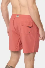 Short de baño azul vibrante, de corte clásico y largo medio, con cintura elástica y cordón ajustable. Cuenta con bolsillos laterales y suspensor de malla fina interior.