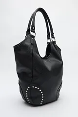Bolso shopper negro de símil cuero texturizado con asas de hombro y detalles de tachas metálicas.
