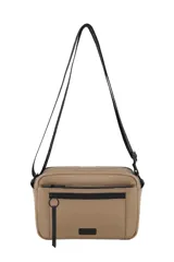 Bandolera color beige con correa larga negra regulable, bolsillo frontal con cierre y organizador interno.