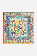 Pañuelo cuadrado de poliéster reciclado con estampado de animales, flores y marcos concéntricos.