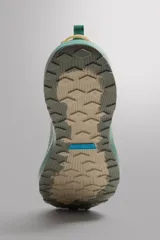 Zapatillas deportivas color beige con suela celeste, para uso diario y carreras ligeras. Parte superior de tejido de punto transpirable, puntera y talón recubiertos de material Shield Protect Max, ajuste con cordones, tirador trasero, plantilla OrthoLite
 y entresuela con tecnología Spume Foam V2.