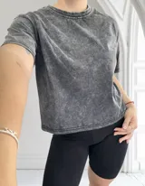 Remera celeste con efecto acid wash, corte holgado y mangas cortas.