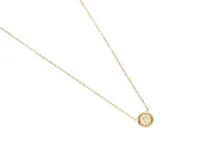 Collar de cadena fina con baño de oro y un dije circular central engastado con circonias.