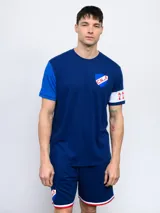 Remera de fútbol azul con mangas en celeste y escudo del Club Nacional de Football en el pecho.