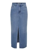 Falda larga de denim azul con corte en el centro.