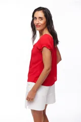 Blusa roja de mangas cortas con escote cuadrado y detalle de encaje en el frente.