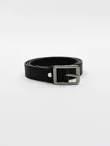 Cinto negro de cuero con hebilla metálica rectangular.