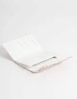 Billetera rectangular de cuerina color negro con solapa y broche metálico.